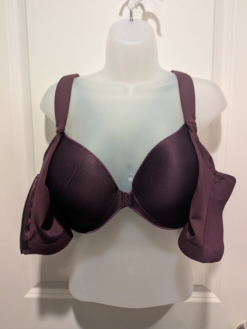 Victoria's Secret Knockout Front-Close Sports Bra in Plum - 38DD - NWOT - Picture 2 of 5